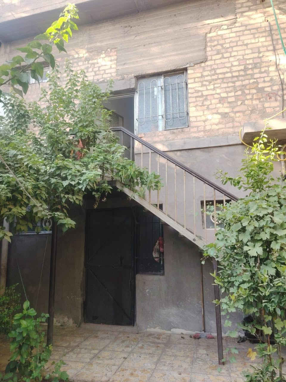 للبيع منزل مميز في بغداد – الكمالية / شارع 70
📍 الموقع: الكمالية – شارع 70، قرب مدرسة المعارف.
🏡 المساحة: 288 م².
مواصفات المنزل:
طابقان.
واجهة 3.5 متر، والنزال 96 متر.
درج خارجي ودرج داخلي.
حديقة خلفية مربعة.
كراج كبير.
الطابق الأرضي:
غرفتا نوم.
صالة.
غرفة استقبال.
مطبخ.
حمام.
تواليت.
مخزن.
الطابق الثاني:
3 غرف نوم.
مطبخ.
حمام.
سطحان.
منزل واسع بموقع مميز وقريب من المدارس والخدمات، مناسب للسكن العائلي أو للاستثمار.
📞 للتواصل والاستفسار: ***********. بغداد, العراق
