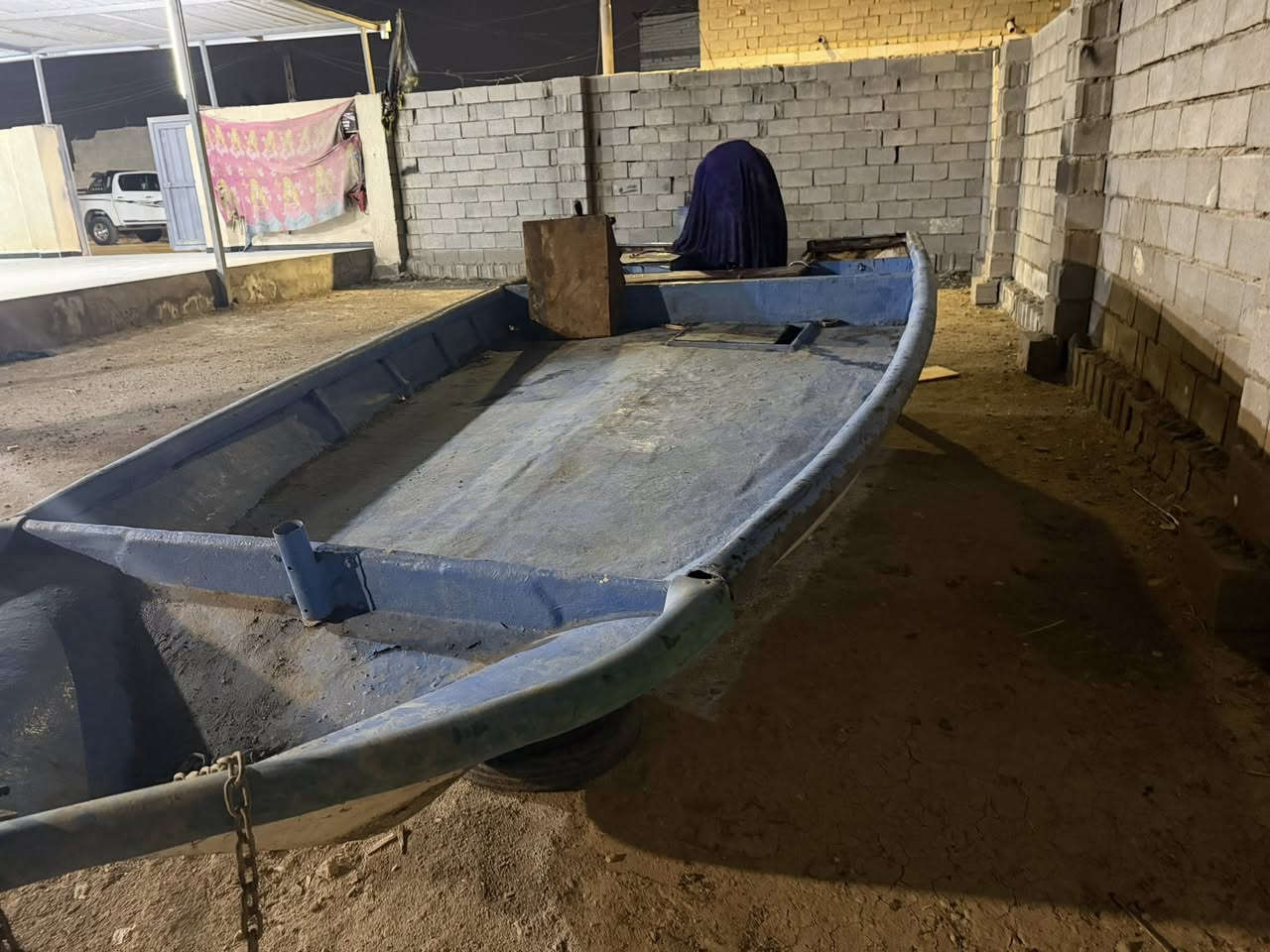 السلام عليكم طراد طول 5 متر عرض2 متر للبيع سعر مليون بس طراد بدون مكينه للتواصل واتساب فقط*********** عنواني البصره ابو الخصيب
