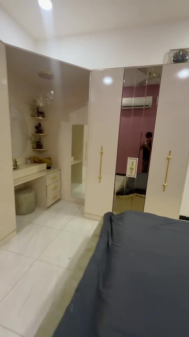 سلام وعليكم غرفه البيع جديد مستخدمة قليل اضرار ميز وجربايه صفاحه ليسره عنوان شارع فلسطين رقم تليفون ***********
