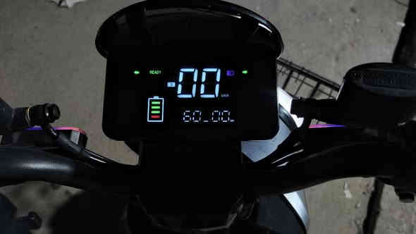 السلام عليكم 
دراجة R9 
 للبيع بدون تراوس
. 
. 
مواصفات
.
الملف 1200w 
نضام منع سرقه 
تاير جيلاتين 
بريكات دهن ( مبدل جديد ) 
لون فيلي 
خمس بطاريات كبار تولغ اصلي  
سرعه 60 حقيقي
ما بيه نقص شغله و اطلع
. 
. 
السعر 400 الف بيه مجال للشراي 
رقم التواصل ***********
مكان حي الجهاد 
تواصل على الرقم فقط
.