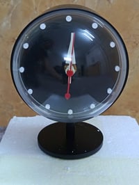 ساعة مكتب "نايت كلوك" (Night Clock) من فيترا بتصميم جورج نيلسون. تتميز...