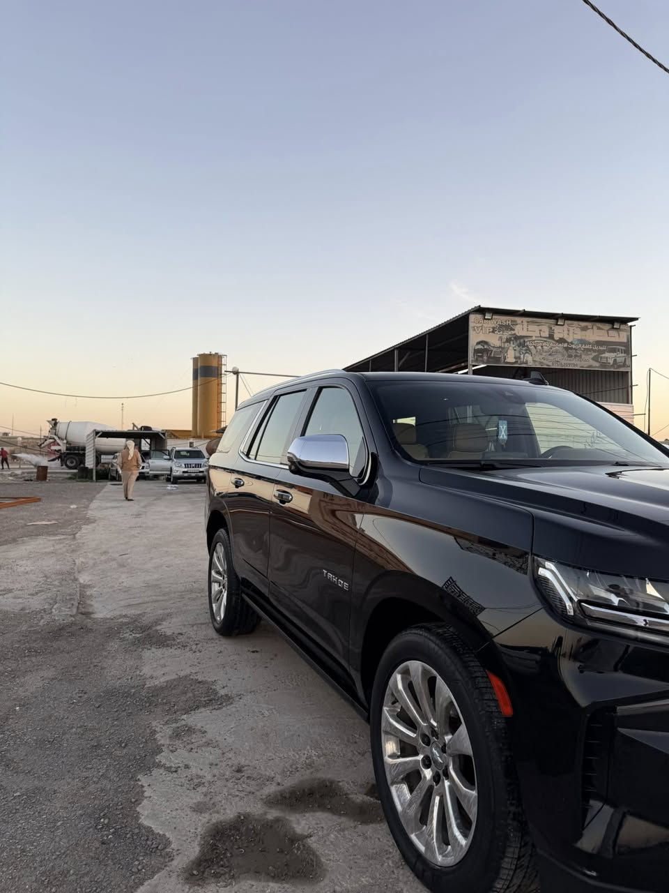 السلام عليكم
للبيع شيفروليه تاهو بريمير 2022 فول مواصفات جكات
فور ويل 4×4 – خليجي وكالة
ماشيه 90 ألف كم

محرك V8 سعة 5.3
قير أوتوماتيك 10 سرعات
نظام تعليق هوائي
شاشة كبيرة + ملاحة
Apple CarPlay / Android Auto
نظام صوت Bose
مقاعد جلد تبريد وتدفئة
ذاكرة مقاعد
سقف بانوراما
كاميرات 360
رادار + نقاط عمياء
حساسات أمامية وخلفية
نظام ثبات وتحكم بالجر

السيارة بدون نواقص
كلشي بحالة الوكالة
مكفولة من الصبغ والضربة والبارد

السعر 52 ألف دولار
قابل للتفاوض للجاد فقط
للاستفسار *********** 
مكانها بغداد الكرخ
