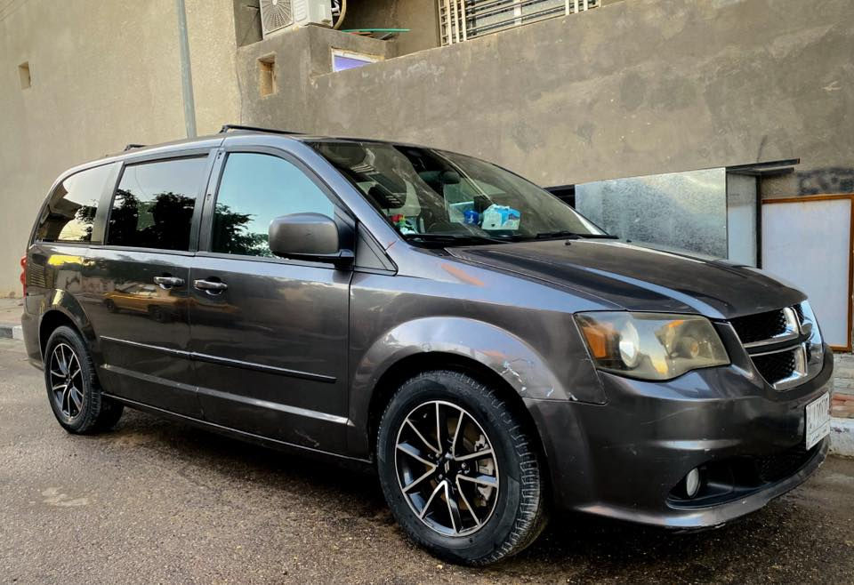 السلام عليكم اخوان سيارة دوج كرفان فئة RT موديل ٢٠١٦ رقم نجف مالكها بالنجف تحويل مباشر محرك وكير جديد 3600 فول مواصفات عدا الفتحة ابواب كهرباء مقاعد جلد ومغلفيهن للحماية السعر 123 وبيها مجال بيها ملاحظات بسيطة للشراي يتصل ويدلل مكاني كربلاء  
هاتف ***********.
