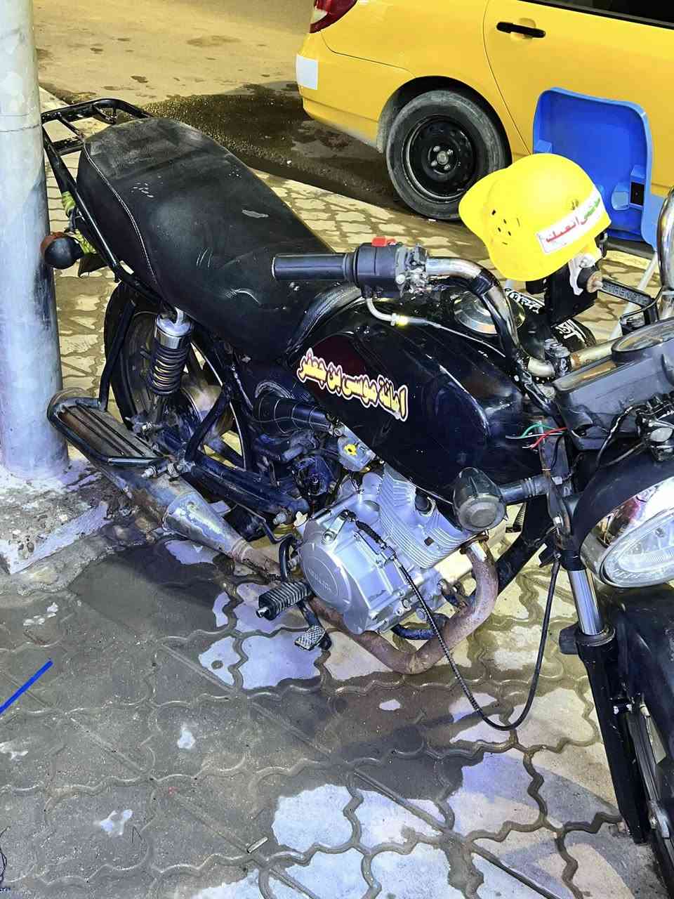 السلام عليكم 
دراجة كي واي ارقام وسنوية 
مديل 19 داخلة بال 20 
تشتري اليوم ثاني يوم تحول وتصير بأسمك 
الدراجة كلشي ماناقصها عليها محرك سيفان 5 گير
النهضة والشلعة فد شي المحرك ما مفتوح بيه برغي بس مبدل ملف مرة وحدة 
الدراجة مهمولة ومتروكة 
الي يريد يشتغل على باب الله تفيدك هذي رقم وسنوية يعني تفوت على كل السيطرات 
اخذك يم ابو السنوية وتتفاهم وياه الولد يريد يحول 
مسوية حادث بالرصيف ومخسوف التانكي ( ما مزرول ولا مزنجر ) كل كهربائياتها شغالة سلف لايت سطاب اشاير كلها شغالة العنوان بالبصرة بالزبير حي العسكري 
سعرها مليون وبيه شوي مجال حگ الجية

رقمي ***********
