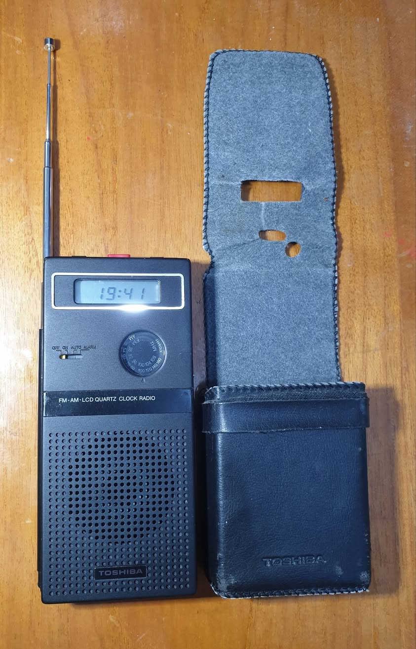 هذا الجهاز هو راديو ترانزستور وساعة منبه محمولة كلاسيكية من إنتاج شركة توشيبا (Toshiba)، ويُعرف بالتحديد بموديل Toshiba RC-1790.
قبل لا تقرأ وتعب نفسك السعر 165
.....       .......     ......      .....
فيما يلي المواصفات والميزات الرئيسية لهذا الجهاز بناءً على تصميمه:

الوظيفة الأساسية: يعمل كجهاز راديو (AM/FM) وساعة رقمية مع منبه. [1]

نطاقات الراديو: يدعم موجات FM (بين 88-108 ميجاهرتز) وموجات AM (بين 540-1600 كيلوهرتز)، ويتم التحكم في التردد عبر قرص دائري في واجهة الجهاز.

الشاشة: شاشة LCD رقمية تعرض الوقت بوضوح، مع مفتاح جانبي للتبديل بين أوضاع التشغيل (إيقاف، تشغيل، تشغيل تلقائي "AUTO" للمنبه، والمنبه "ALARM").

الهوائي: مزود بهوائي معدني تلسكوبي قابل للسحب لتحسين استقبال إشارة الراديو. [1]

التصميم: يتميز بحجم صغير مناسب للجيب أو السفر، ويأتي عادة مع حافظة جلدية سوداء (كما يظهر في الصورة) لحمايته.

سنة الصنع: هذا الموديل يعود لفترة الثمانينيات (حوالي عام 1981) وصُنع في اليابان.

هذا الجهاز هو راديو ترانزستور وساعة منبه محمولة كلاسيكية من إنتاج شركة توشيبا (Toshiba)، ويُعرف بالتحديد بموديل Toshiba RC-1790.


**إذا كنت صاحب هذا الإعلان وتريد حذفه لأي سبب، رجاءا أرسل رسالة إلى الدعم الفني**