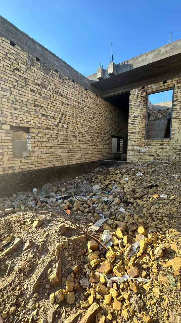 🏠: #دار_هيكل_للبيع
📍. العنوان حي الجامعة الحولي مقابل روضه تماضر الشمري 
🔸. تفاصيل الدار 👇
📐: مساحة ٢٠٠ متر بناء ١٨٠ م 
طابق واحد 
يحتوي على 
🔸. غرفتين نوم
🔸. صاله 
🔸. استقبال
🔸. مطبخ
🔸. صحيات

💸: السعر خاص 
——————————— للاستفسار مراجعة مكتبنا
#مكتب_الاتحاد_للعقار
عنوان المكتب حي الجامعة الحولي مجاور بيت فيصل النائلي 
متواجدين من الساعة ١ ضهراً الى الساعة ٩ ليلاً
————————————- او الاتصال بالارقام التاليه 
*********** محمد العصامي
*********** حسن الشباني
