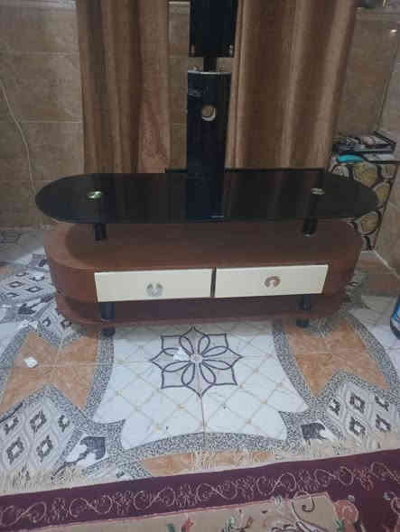 سلام عليكم معرض بلازمه للبيع نظيف مابيه شي السعر خاص او تصال ع رقم الهاتف ***********
