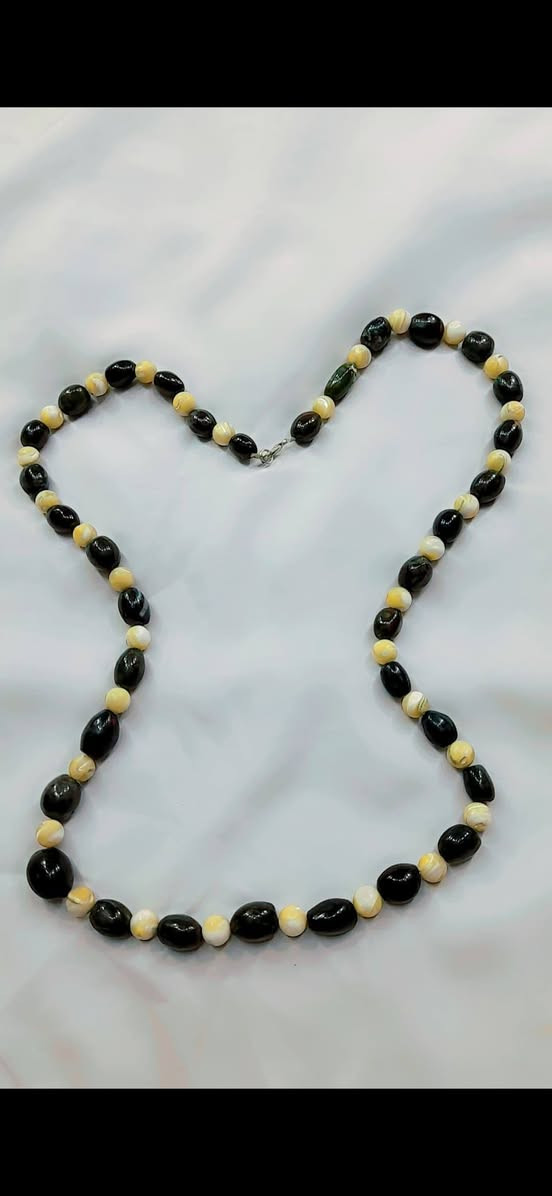 عندما يمتزج باطن الارض بباطن البحر ،،،قلادة كولييه فينتج عبارة عن حجر العقيق الاخضر النادر بفواصل من صدف البحر الحقيقي ،، الوزن 140غم 

        ***********        واتساب
