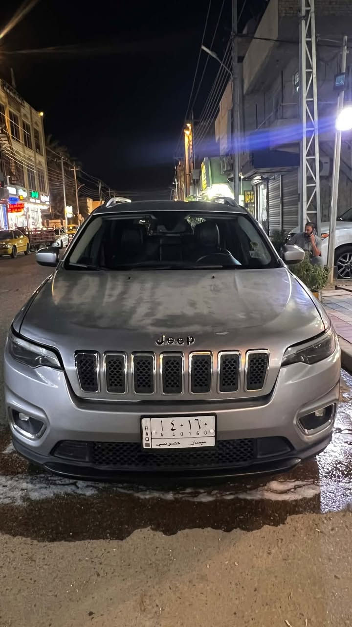 السلام عليكم

جيب شيروكي بزون

الموديل : 2019 

نوع الحادث :  بنيد وجاملغ  

الــمــواصــفـــات :-

1 - محرك 4 سلندر 2400

2 - كشنات جلد اسود

3 - شاشة وسط للتحكم في ايعازات السيارة

4 - تبريد قطعتين امامي خلفي

5- لايت زنون + كشاف  

7 - تبريد ثلج 

8 - منافذ USB امامي خلفي

10 - تحكم ستيرن جهتين

12 - نضام ABS مانع انزلاق

13- سايد بريك بصمة  

17- حساس خلفي

18-أوتو بريك

19- نضام قياده

21- بصمه

رقم التلفون ***********
