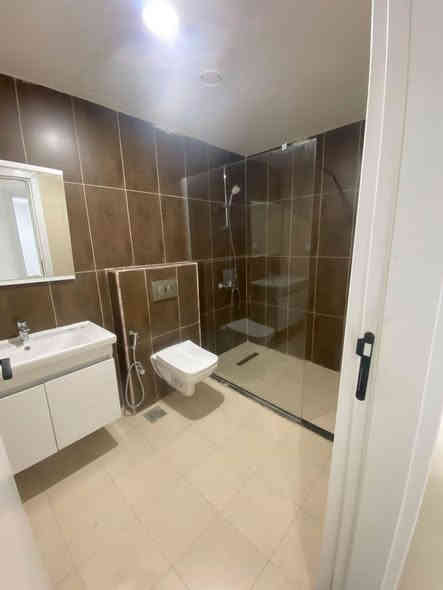 ✅ شقة جديدة زيرو للايجار 
📍المنصور - مجمع رويال ستي 👑
المساحة 161 متر
🌿 مجهزة سبالت وكاونتر حديث وسخان

✨التفاصيل: صالة واسعة
• مطبخ مجهز 
• غرفتين نوم واحدة ماستر
• خدمات صحية عدد 2 
• غرفة لوندري لغسل الملابس
• بلكونة بأطلالة داخلية جميلة
• بارك خاص 

مع خدمات عديدة داخل المجمع 
4 مصاعد سريعة وآمنة
🔑 بمقدم  شهرين فقط

للاستفسار او الطلب :
***********
