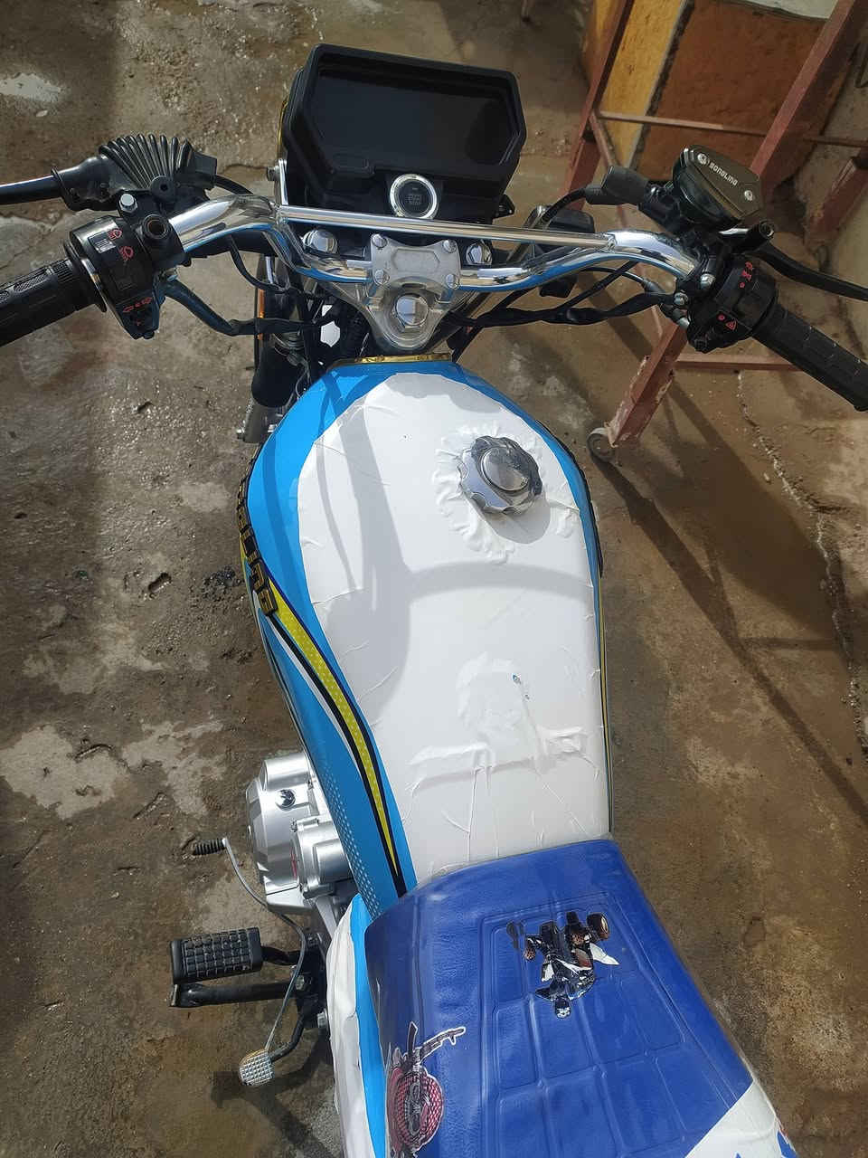 .
سلام عليكم شباب للبيع 
سيفان موديل 25 بدون نقص 
اوراق كاملة 
سعر 800 وبي مجال 
خاص ماراد شراي اتصل 
***********
مكاني تقاطع الوجيهية
