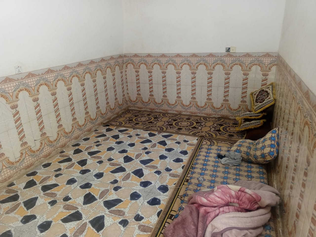دار للبيع مساحه 100 متر  العنوان خلف ال بلهيل يحتوي عله غرفه وصاله ومطبخ مفتوح عل صاله وبراني صحيات خارجيه  استفسار اتصال عل الرقم بي واتساب***********
