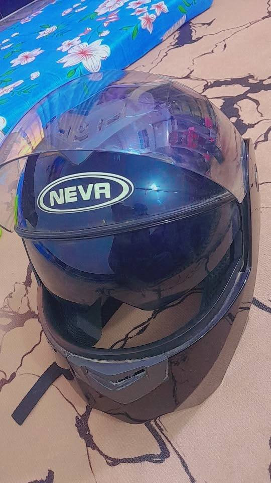 السلام عليكم 
خوذه للبيع 
اصليه
مكاني واسط صويره
السعر 50
***********
