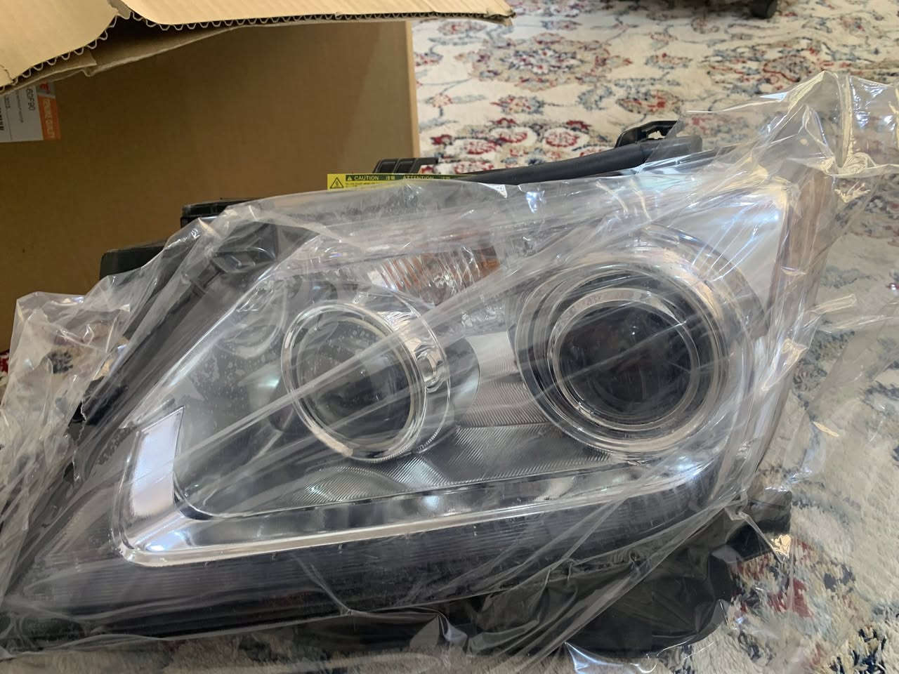 السلام عليكم 
لايت لكزس 2012-2015 جديد غير مستخدم جهة السائق
السعر 300 الف
قرص برمجة نظام السيارة موديل 2011 
السعر 240 الف
دبة ماء زراكات اصلية تفصيخ 
السعر 50
المكان بصرة ابي الخصيب 
***********
