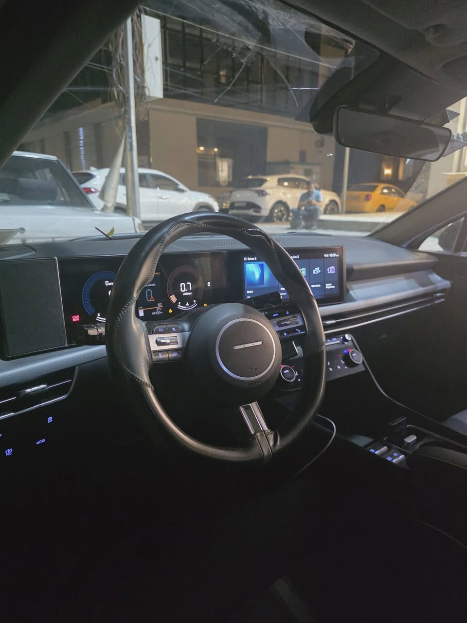 بسم الله الرحمن الرحيم 

🔷 السيارة : هونداي سوناتا SEL

🔷 سنة الصنع : 2024

🔷 الضرر : قبق الجنطه صبغ فقط وطخه صغيره بهلال الجاملغ الخلفي الباقي مكفول

🔷 الإيرباك : بدون أي ضرر 

🔹 محرك 4 سلندر 2.5L تنفس طبيعي 

🔹 عداد 43 الف ميل

🔹 كاميرة خلفية

🔹 رادار أمامي وجانبي وخلفي

🔹 تنبيه الخروج عن المسار

🔹 كراسي مخمل

🔹 الكراسي الأمامية كهرباء + تدفئة

🔹 ويل كب 18 إنج مع إطارات بحالة جيدة

🔹 وضعيات قيادة

🔹 لايتات LED بالكامل

🔹 شاشة تحكم بالإيعازات

🔹 تحكم ستيرن جهتين

🔹 بصمة أبواب وتشغيل + تشغيل عن بعد

🔹 مع باقي المواصفات الاعتيادية

💰 السعر : 188 $

☎️ للاستفسار : ***********  اتصال + واتساب

📍 العنوان بغداد الكرادة
