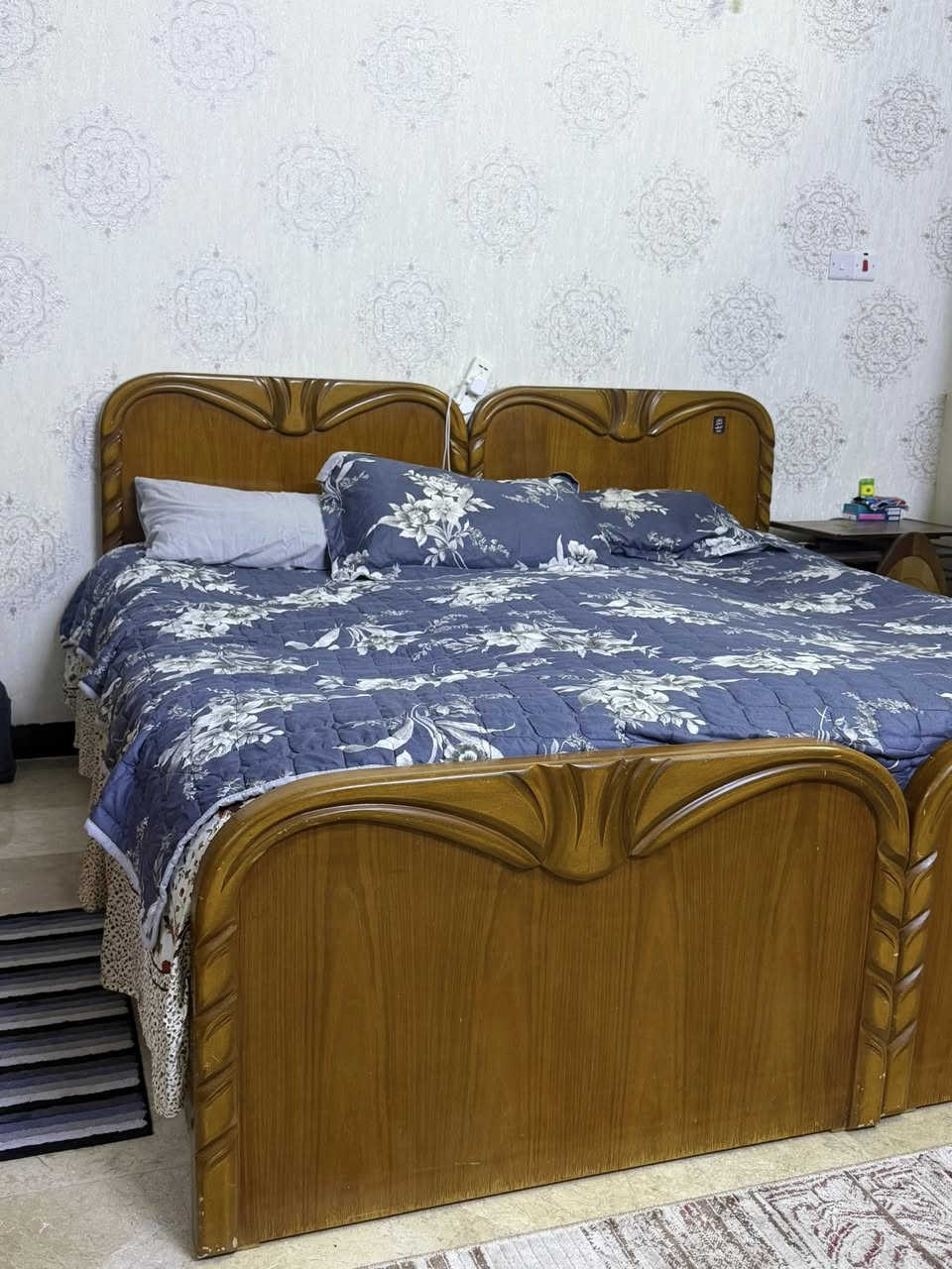 للبيع أثاث غرفة بحالة شبه جديد (خشب تركي)
 • ميز تلفزيون
 • ميز تواليت
 • مراية عامودية
 • كنتور
 • جرابي عدد 2

✅ النوع: خشب تركي HDF
✅ الحالة: شبه جديد (نظيف جداً، استخدام خفيف)
📍 الموقع: بغداد
💰 السعر: خاص عل الماسنجر


**إذا كنت صاحب هذا الإعلان وتريد حذفه لأي سبب، رجاءا أرسل رسالة إلى الدعم الفني**