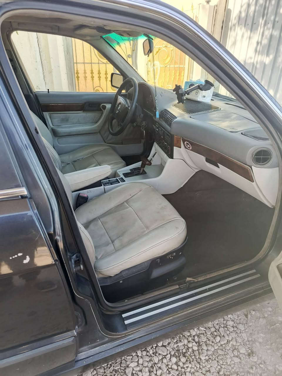 سلام عليكم للبيع ٥٣٥ اصل بليته وسنويه موديل ٩١ سنويه وهزه جديده بسمي رقم نكليزي مكين وكير حاويه صار شهر من شادهن حداديه اماميه خلفيه كله جديد تبريد شغال سلايت شغال السعر ٦٥ مكان السياره بابل كفل ***********
