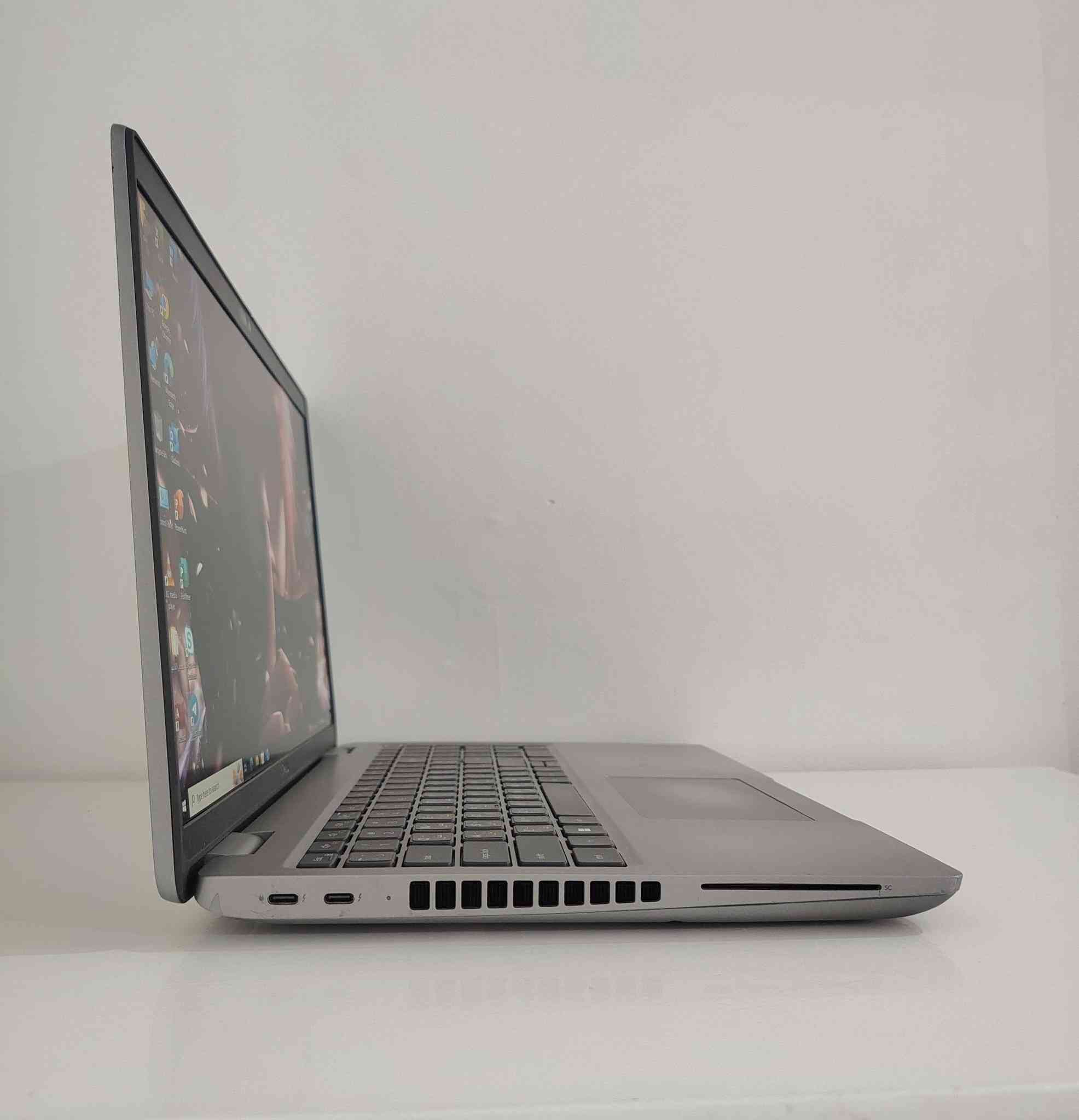 #كارت_خارجي_6GBU

💻 Dell Precision 3581 محطة عمل احترافية

✔️ المعالج: Intel Core i7-13700H الجيل الثالث عشر
✔️ التردد الأساسي: 2.40GHz

✔️ الرام: 16GB DDR5 بتردد 4800MHz

✔️ التخزين: 512GB NVMe SSD فائق السرعة

✔️ الشاشة: 15.6 إنج FHD
✔️ دقة الشاشة: 1920×1080

✔️ كارت الشاشة الداخلي:
• Intel UHD Graphics — 8GB Shared

✔️ كارت الشاشة الخارجي المنفصل:
• NVIDIA RTX A1000 Laptop GPU — 6GB

✔️ الكيبورد: مضيء (Backlit)
✔️ اللغة: عربي / إنكليزي ستيكر

✔️ نوع الجهاز: محطة عمل احترافية (Workstation)

✔️ مناسب لـ:
التصميم الهندسي • المونتاج • الجرافيك • البرمجة • الأمن السيبراني • تشغيل البرامج الثقيلة والأعمال الاحترافية بكفاءة عالية

🔹 الحالة: وارد اوربي غير مستعمل بالعراق (كالجديد) نظافة 95% فما فوق 
🔹 البطارية: بحالة ممتازة (ضمان ساعة فما فوق)

🔷️ السعر الكلي : 950.000 الف دينار 
(شامل التوصيل مجاني مع هدايا حقيبة وماوس )

■ ضمان(١) فحص وتشغيل امام المندوب 
■ ضمان(٢) استخدام اسبوعين اي خلل مصنعي يتم الاستبدال بنفس الموديل


**إذا كنت صاحب هذا الإعلان وتريد حذفه لأي سبب، رجاءا أرسل رسالة إلى الدعم الفني**