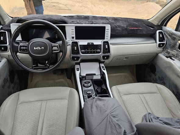 للبيع كيا سورنتو  2023  خليجي يعني كفاله عامه من كلشي.   شرط الفحص
حتى الدعاميات شرط.   
والسياره جديدة على وضع الشركه 
مواصفات فووول بس قماره حديد
5 كامرات 360   بصمه دخول ذكي 
كشن حار وبارد + جلد + 2 كهرباء 
كير ماوس  محرك 6 شرط على وضع الشركة 
لايت 4 عدسات    داخل جلد 
7 راكب  3 قطع تبريد ثلج
تحكم ستيرن كامل + شفتات 
حساس خلفي و امامي.  ويل كروم 
شاشه كبيرة + جي بي اس 
بردات خلفية.    جنطه كهرباء 
السيارة حلوة وجديدة لوك بحالت الوكاله ماشيه 55
رقم اربيل دولي سنويه جديدة يعني شرط التحويل 
السعر 310 
***********
***********
