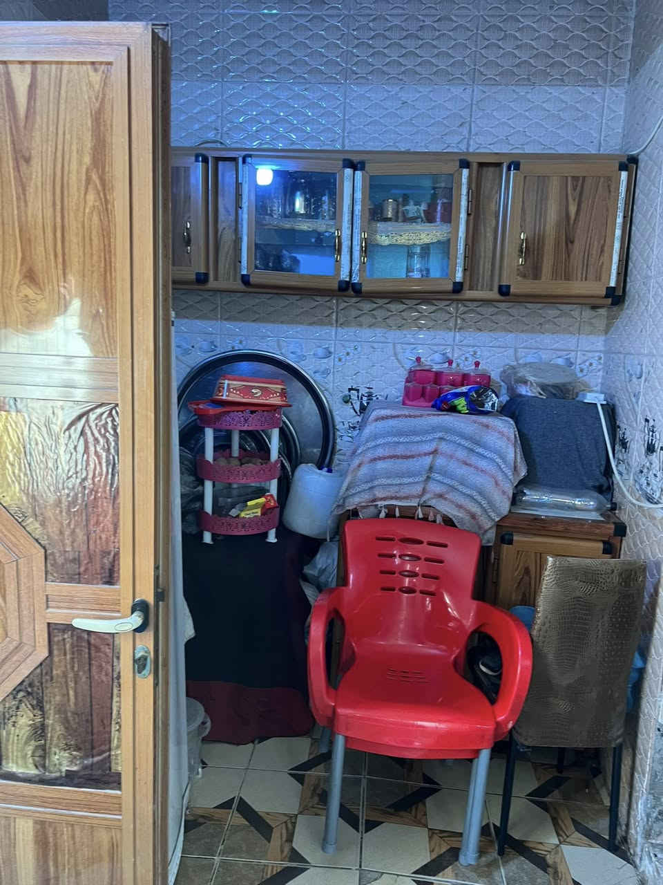 دار 🏠 البيع 
طابو صرف 
المساحه 93,5
الموقع حي العسكري مقابل شارع السفينه 
يحتوي على  غرفه 5*4,5
وصاله 5*4,5
ومطبخ 2*4,5
ترك 20م 
للاستفسار اكثر مراسله الصفحه او الاتصال على الرقم ***********
