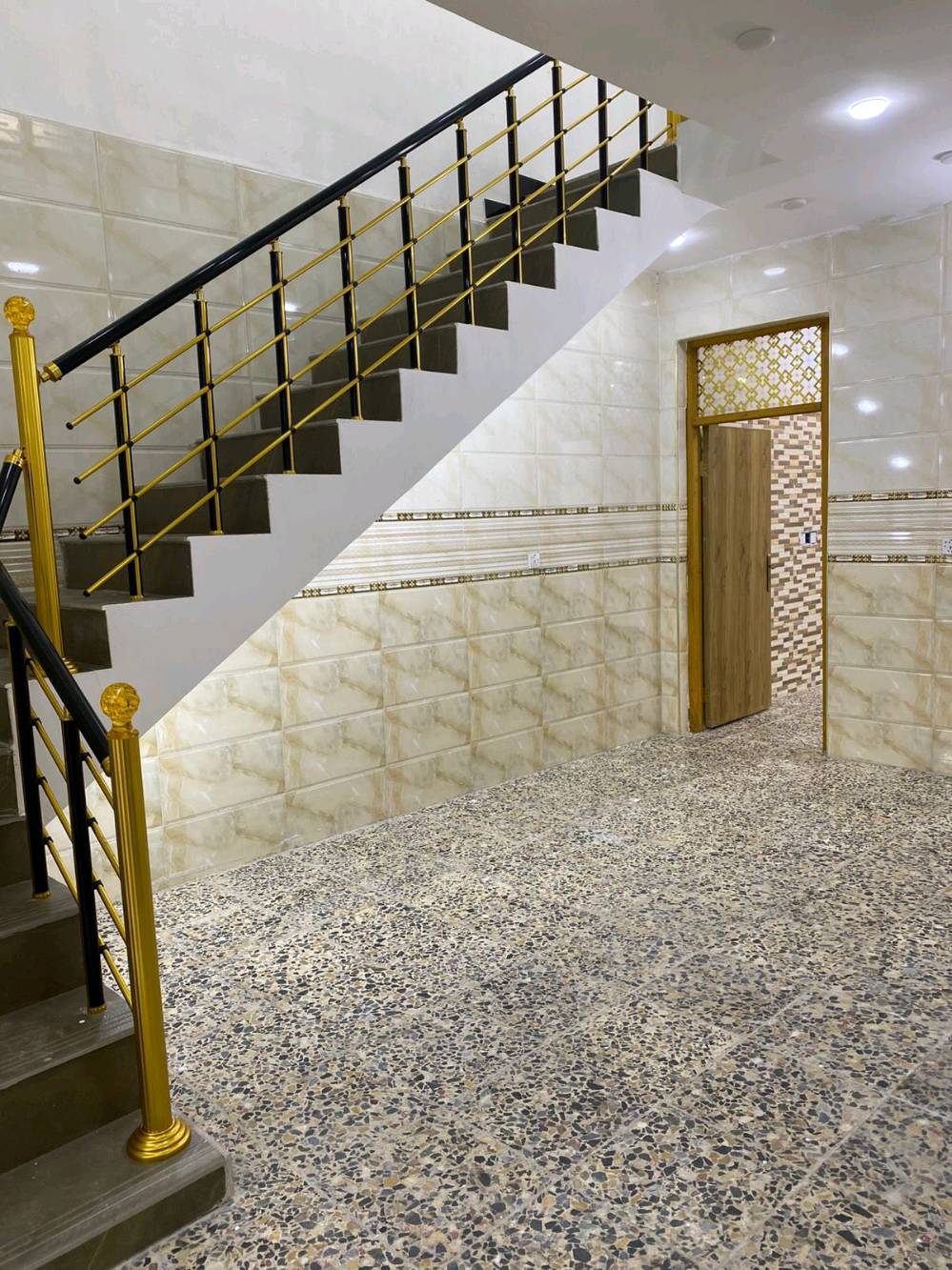 السلام عليكم بيت للبيع المساحه 150 متر طابق ونص ( زراعي قرار17 )
 بيت يحتوي على غرف 2 + ستقبال + مطبخ + صاله + صحيات 4
محافظة بغداد منطقة بوب شام 
الاستفسار على الارقام ***********
***********