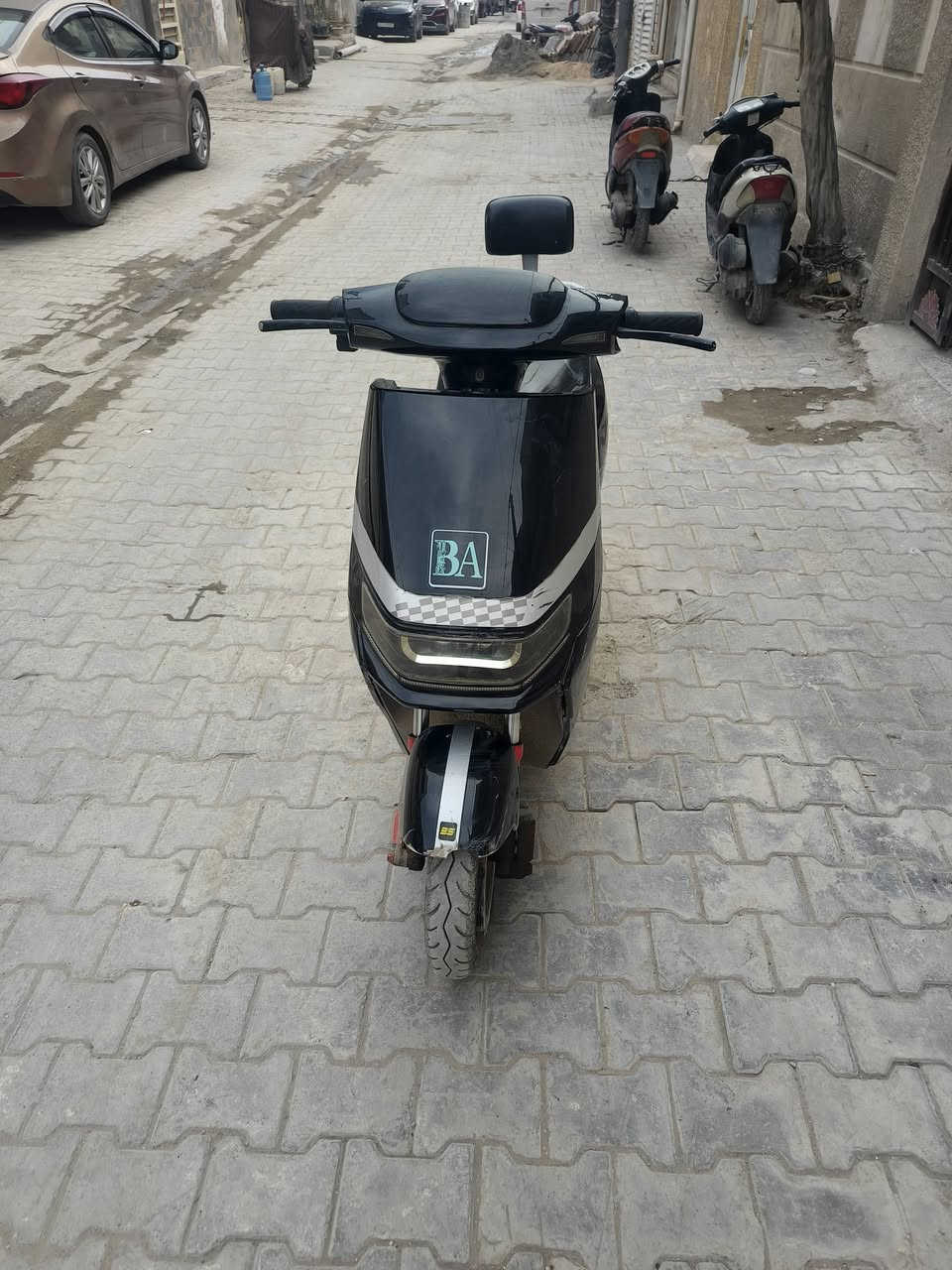 السرعة القصوى: يمكن أن تصل السرعة إلى 70 كم/ساعة.
المسافة المقطوعة: تقطع مسافة تصل إلى حوالي 40 كيلومتر بشحنة واحدة.
المحرك (الملف): قوة المحرك تبلغ 1,200 واط.
الميزات الإضافية: تحتوي على ميزات مثل تشغيل بالبصمة عن بعد، أضواء أمامية وخلفية (LED)، هورن، إشارات جانبية، ودواسات للراكب الخلفي، بالإضافة إلى نظام قفل حماية ضد السرقة.
عنوان بغداد 
موجود بفيس


**إذا كنت صاحب هذا الإعلان وتريد حذفه لأي سبب، رجاءا أرسل رسالة إلى الدعم الفني**