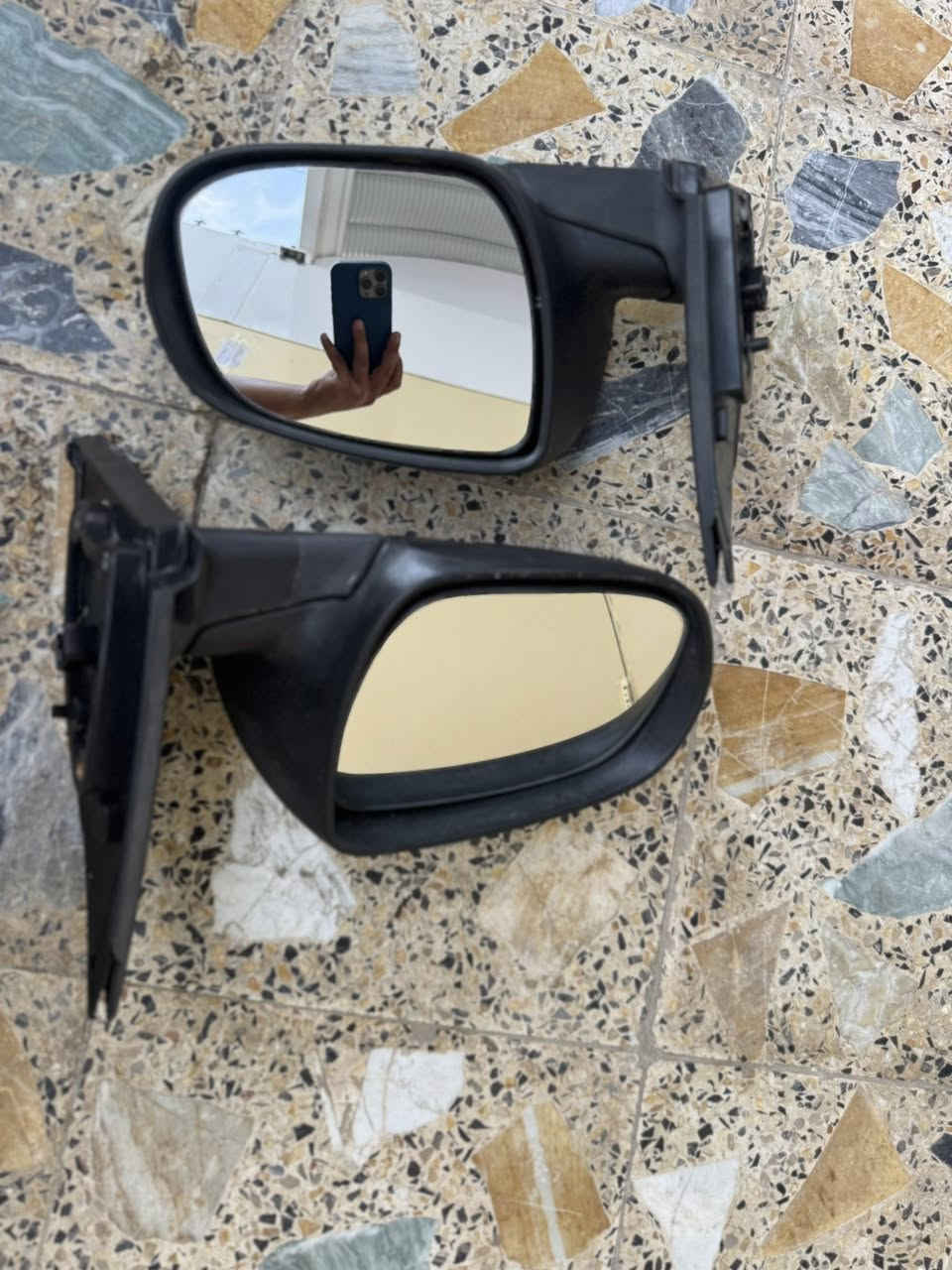 اٌلسلام عَليكم 
زُوج مِري أَكسنت 2010 
تَحكم كَهربائي شغال ومع اشارة بالمراية

￼باله جدد ونضيفات شرط تفحصهن ياله تاخذهن 

سعر الزوج ب100 الف 

للشراي الاتصال على هذا الرقم
***********
