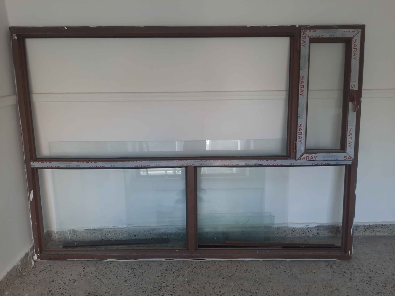 شباك بلاستك صاجي للبيع كلش نضيف قياس 246×174 
باب بلاستك سلايت نضيف وسعر مناسب الشراي يتصل *********** كركوك, العراق
