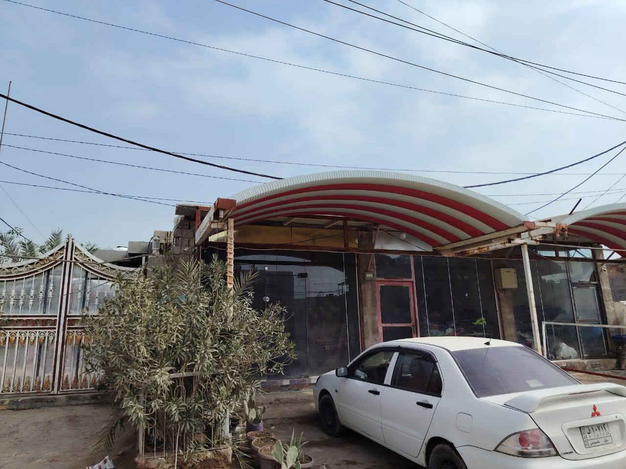 بيت للبيع طابو زراعي سند 25مشمول بلقرار ركن مساحته 240متر 
بي ثلاث محلات ع الشارع 
يحتوي على غرفتين وصالة واستقبال ومطبخ حار وبارد وحديقه خارجيه وصحيات داخلي وخارجي بناء طابوگ 
صب كونكريت مسلح بناء درجه اولى وجديد 
مكانه ابو صخير نهايه شارع الاطفاء ع الشارع 
قرب معمل ماء الساقي *********** للتواصل الاتصال
