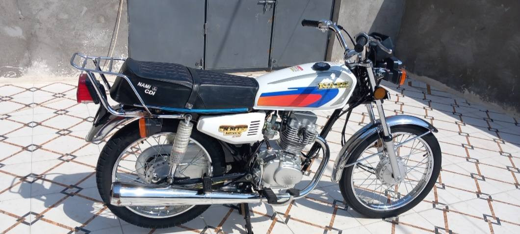 سلام عليكم شباب دراجه للبيع موديل ٢٠٢٣ الون ابيض مكفوله وكيله  سيد جعفر بسمي باب اول مكان المجر ناحيه العدل السعر  1500 //     ***********
