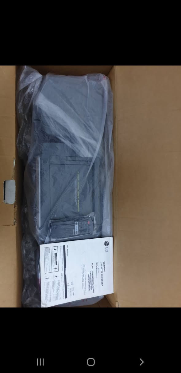 مسجل راديو CD جهاز شغال  نضيف جدا جدا السعر مع التوصيل ٥٥ الف للاستفسار (***********) *
