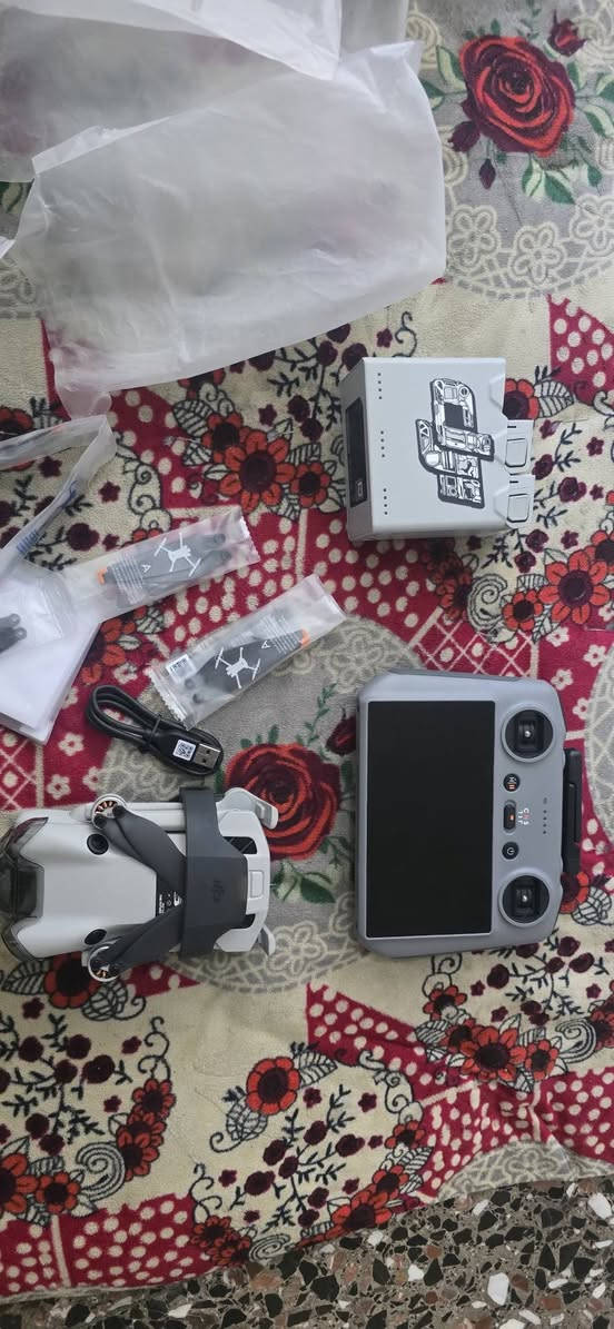 عندي قطعه ميني 4 برو كومبو كلش نضيفه لتواصل***********
