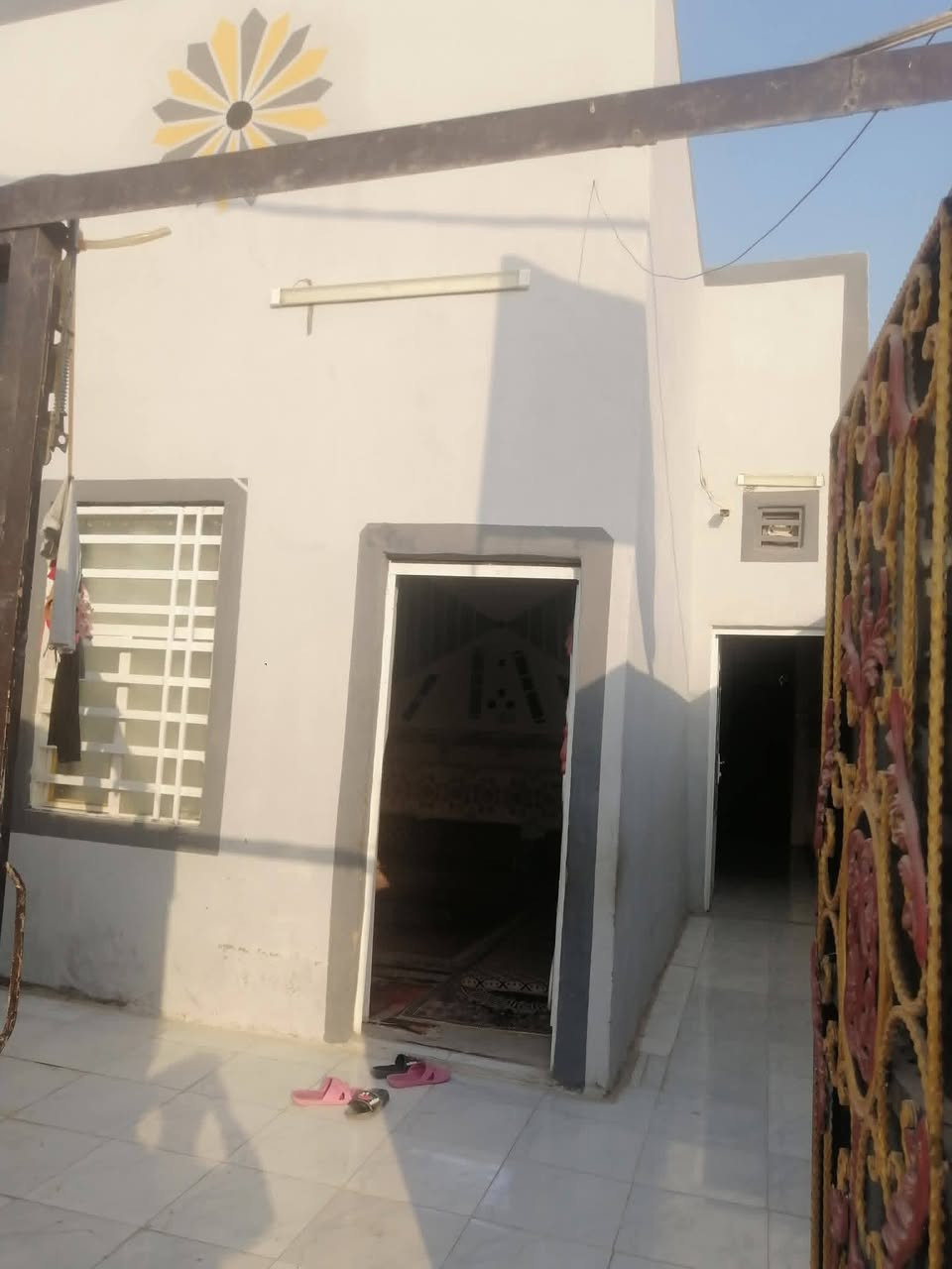 سلام عليكم بيت للبيع مساحه 100متر جاهز للسكن أساسه تجعيب طابوك وبناء بلوك وسقف عكاده بيت نظيف بشكل بي غرفه وصاله ومطبخ وستقبال وتخاريج حمام داخلي وخارجي .سيراميك جداري وارضي  خدمات من كلشي موجوده عنوان نجف عمود 134 على طريق كربلاء جهت ياعلي مشمول بتطويب قرار320 ومعاملته كامله بلبلديه ومناسب سعر 22وبي مجال للطيبين الاتصال على هذا رقم ***********
