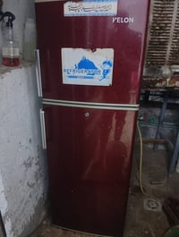 ثلاجه للبيع سعر 100 شغاله أو الثريه سعره 50 مكان بغداد قرب علوه الرشيد...