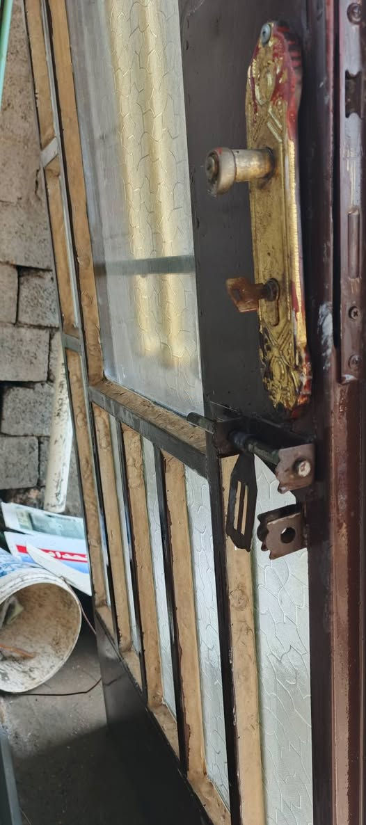 للبيع باب حديد الارتفاع متر و90سم 
والعرض 90 السعر 120وبي مجال قليل مكان بغداد للاتصال ***********
