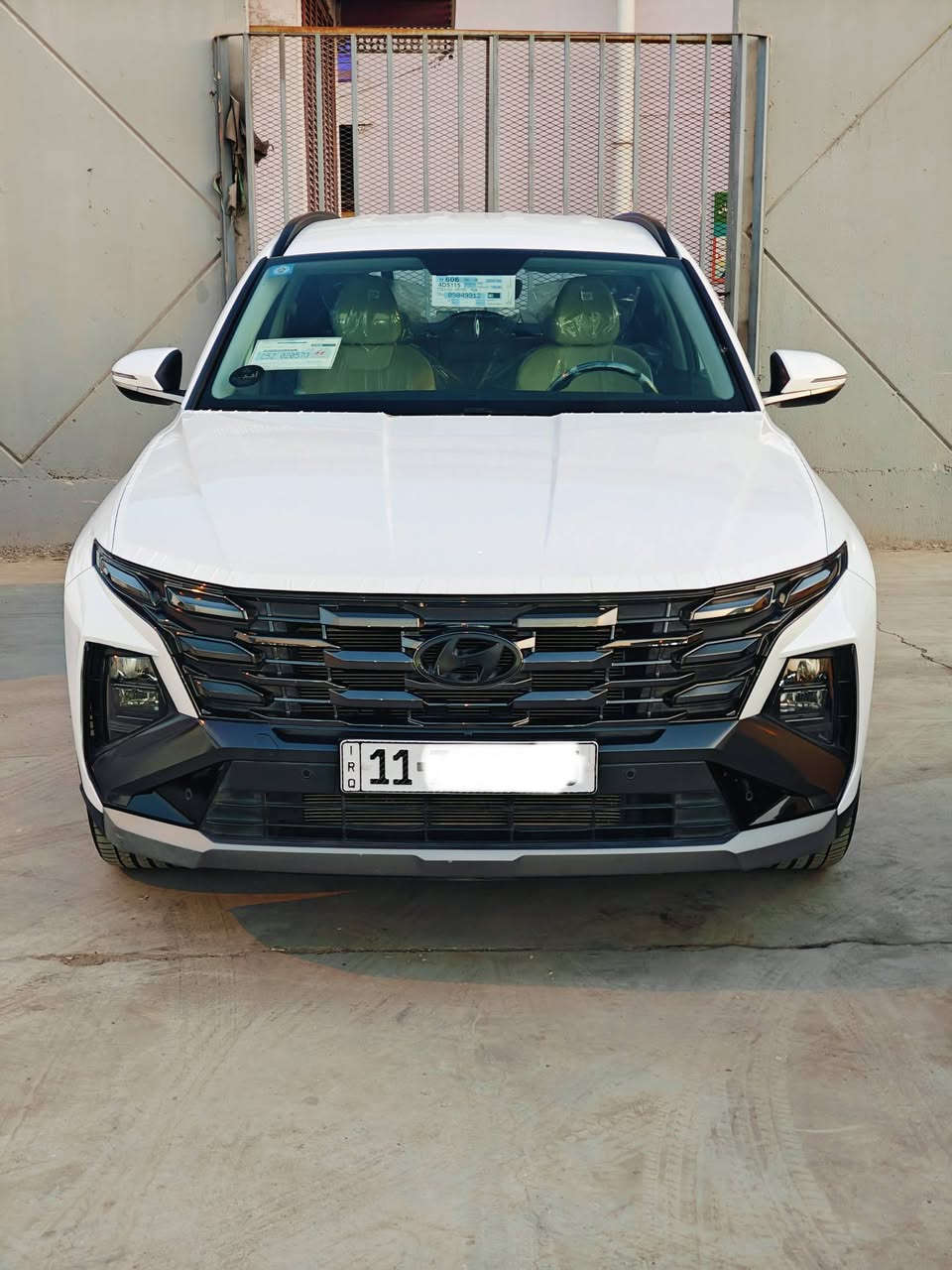 سلام عليكم
هونداي توكسان 
خليجي 
موديل 2025
فول مواصفات 1/1
 الموصفات 
 سعة المحرك 2.0L 
 مرتبط بناقل حركة أوتو 6 نمر
 يبلغ عزم الدوران 192 نيوتن/متر
 عدد AIR BAG 2
 حساسات أمامية 
 حساسات خلفية
 لايت زينون + LED
 كشافات 
 بك لايت LED
 جنطة كهرباء 
كشنات كهرباء 2 
كشنات حار بارد 2
بصمه عدد 2 
 مفتاح التشغيل بصمة
 تشغيل عن بعد  
 دشبول شاشة متصل ❗️❕
 شاشة (Apple Car play - Android Auto)
 كاميرا دوارة
 حركة المقاعد الأمامية كهرباء
 داخل مخمل بيجي
 تتسع المقصورة ل 5 ركاب
 مثبت السرعة Cruise
 المودات والأوامر الصوتية
 أوضاع القيادة  Drive Mode 
 فحص أنظمة السيارة 
 حساسات ضغط اطارات 
 مقود جلد حياكة
 قطعتين تبريد
 هاند بريك بصمة 
 اشارة في المرايا الجانبية
 حجم الاطار 235/55R18
 ويل كب 19
 4 دسك
 اريل نفكيتر 
‏ ABS 
 أوتو هولد - Auto Hold
ايزوفكس - ISOFEX
 نظام مانع الانزلاق
 نظام نزول المنحدرات
ماشيه 22 الف 
 منفذ الطاقة 12v
‏ Bluetooth - USB - Type C
 شاحن هاتف Wairlees
 ماسحة خلفية
 بردات أبواب خلفية
 بردة خلفية  
 قبضات أبواب من الألمنيوم
 تطعيم الدواخل ألمنيوم
بعد بيها هواي موصفات 
رقم بغداد الجديد 
رقم الانكليزي مشروع وطني 
س 228 
مكاني بغداد 
ه‍ ***********
