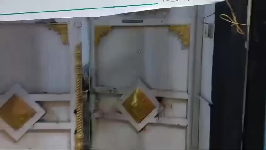 دار للبيع تجاري عله شارع العام شارع البلديه مسحه 250واجهه 10نزال 25يتكون من محلين +بيت يتكون من الطابق الاول من 3مداخل +ستقبال +هول +غرفتين نوم +مطبخ +خدمات الطابق الثاني من غرفتين +خدمات +سطحين الدار مسلح لاستفسار ***********
