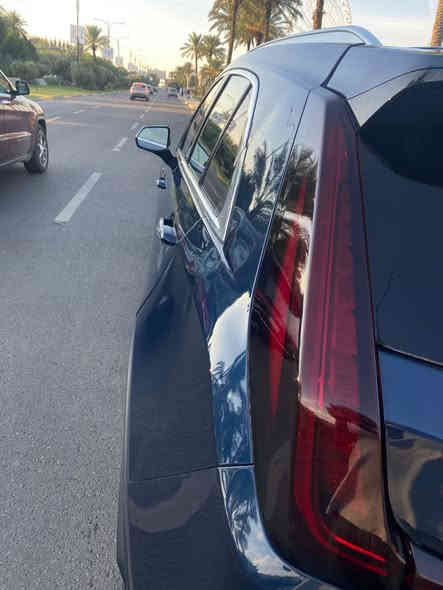 سيارة كاديلاك Xt4 نظام دفع رباعي AWD 
٤ سلندر 
أبل كار بلاي 
مقاعد جلد كهربائية مع تبريد/تسخين
سقف بانوراما 
٤ بصمات 
ورقم مميز 60605
والكثير من مواصفات الكاديلاك المعروفة 
وضربتها خفيفة بالصندوق الخلفي كما مبين بالصور المرفقة

التواصل والاستفسار: ***********
