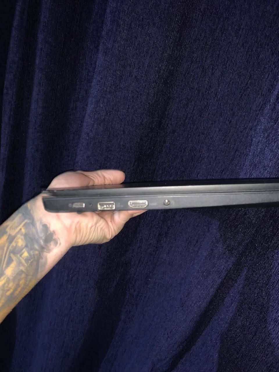 لابتوب Lenovo E15 للبيع
المواصفات:  
- المعالج: Ryzen 5 5500U  
- الرام: 8GB DDR4  
- الخزن: 256GB SSD  
- الشاشة: 15.6 بوصة FHD LED  
- كرت شاشة: مدمج Radeon  
- يدعم HDMI 4K  
- الجهاز نظيف وشغال بدون مشاكل  
السعر 350
مكان بغداد حي الجهاد
التوصل وتساب فقط 

***********
