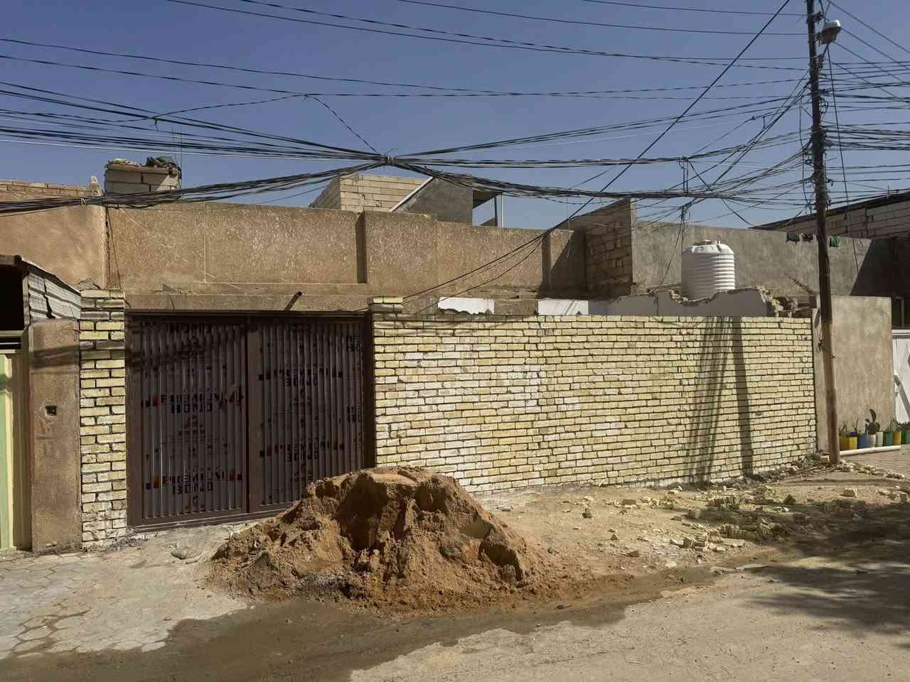 السلام عليكم بيت بحي الشهدا قرب مكتب الرشيد مساحه 200 متر عله ساحه بي حديقه تقريب 200 متر اربع غرف نوم صاله ستقبال البيت من الداخل عايز صبغ وترتيب السقف كونكريت مسلح  السعر ***********
