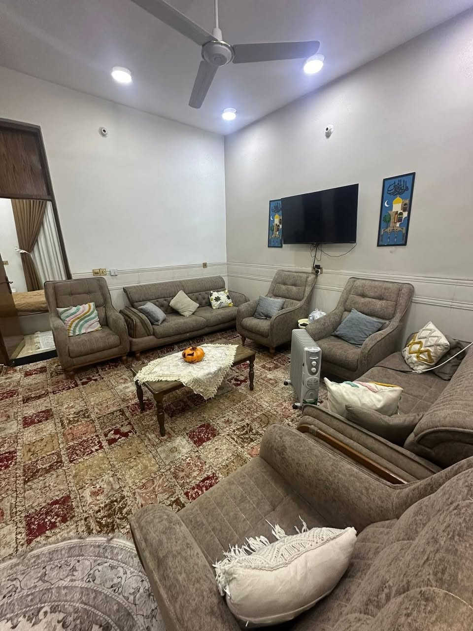 السلام عليكم
دار للبيع طــــــــابــــــــــو ملك صرف بناء حديث درجه اولى طابق واحد 
المساحه 200 متر 

الموقع المحاويل حصن جعفر الدار مطلوب قرض إسكان 25  مليون يكون التسديد ابره البائع او المشتري حسب الاتفاق علماً التسديد الشهري 155 الف وكذالك ينباع وحده او مع الأثاث 

السعر 138 مليون  الكلي وقابل للتفاوض 

للأستفسار زياره مكتب المحامي علي راجي العلواني الكائن المحاويل حي ١٧  او الاتصال على الأرقام التأليه 

***********

***********
