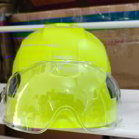 خوذة • صناعة بريطانية • مع التوصيل