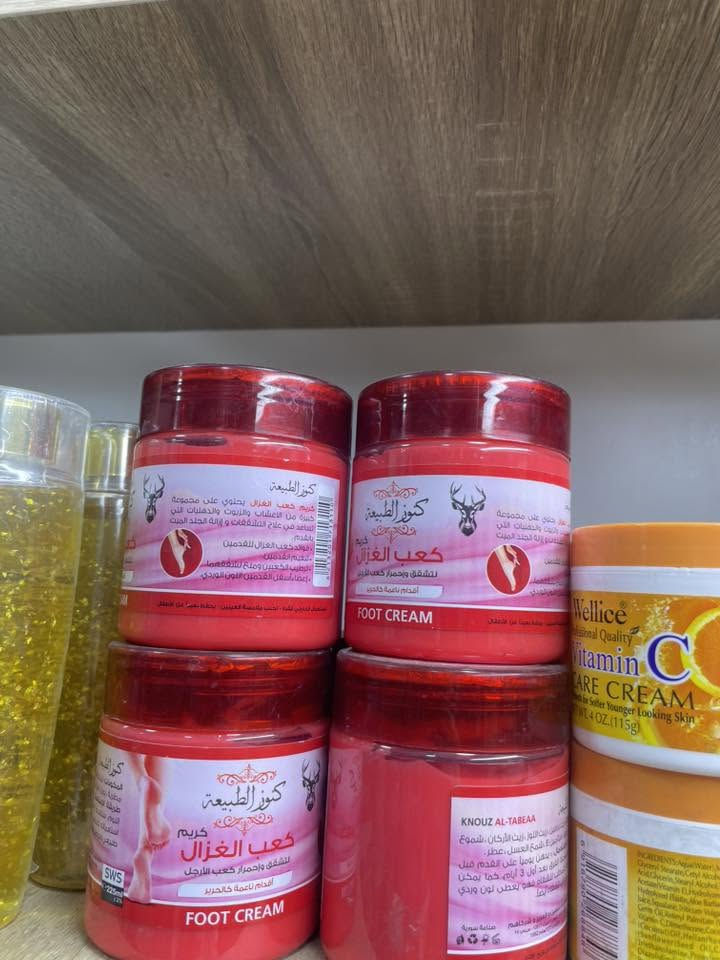 السلام وعليكم جبتهن ومامشن يمي. اليريد ياخذهن خلي ياخذهن جوه سوكهن وعندي.  فاترينات ٣ مكاني حي الاعلام  ***********
