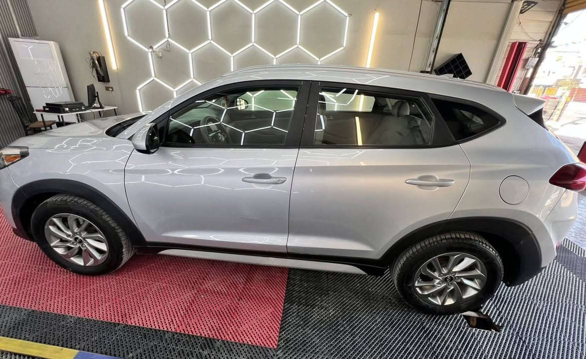 للبيع توسان موديل 2018 رصاصي
وارد أمريكي  بدون ايرباك 

مواصفات السيارة 
3 أنظمة قيادة
كشنات كهرباء 
كشنات تدفئة
حساسات امامي خلفي 
فور ويل  
تحكمات أستيرن
وبعد غيرها مواصفاتها معروفة

السيارة حاثها خفيف فقط بداية البنيد ومرجع بارد وشوية باب سائق هم مرجع بارد بدون اي دواخل وصور الحادث موجودة 
رقم ديالى الدولي الجديد يعني بأي مكان تتحول 

للاستفسار ***********
