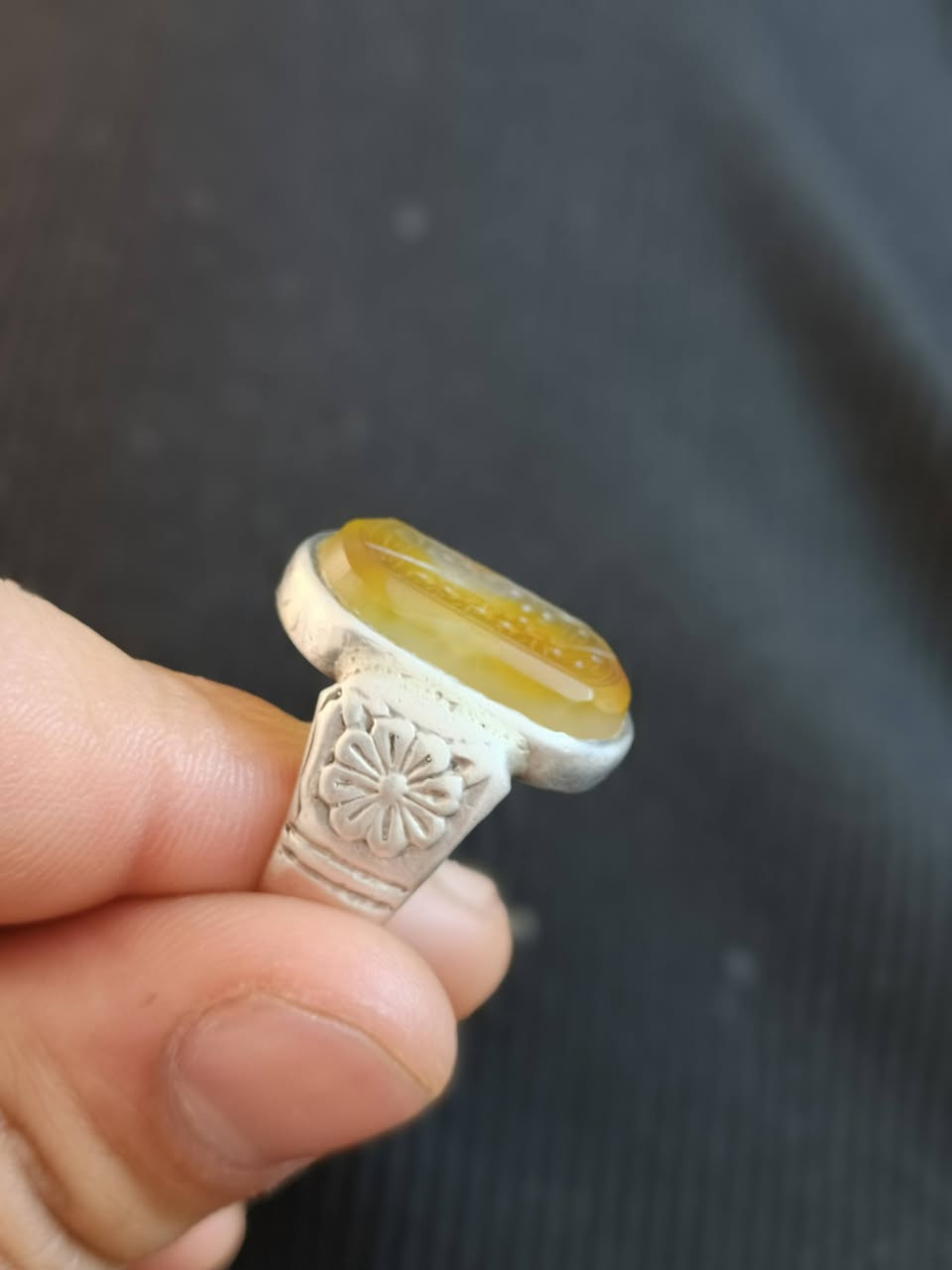 سلام وعليكم عقيق يماني شرف الشمس فضه عيار 925 قيم باليرضي الله ***********
