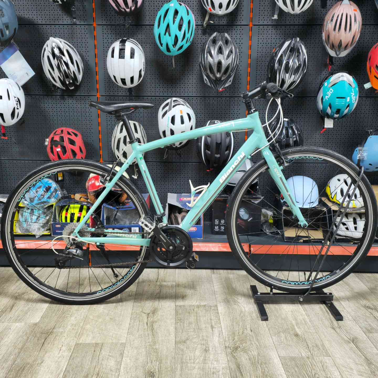 🎥 دراجات هجينة متوفرة داخل المعرض 🚴‍♂️🔥

مجموعة مميزة من الدراجات الهجينة من أشهر الماركات العالمية مثل:
Giant – Trek – Cannondale – Bianchi وغيرها من الخيارات القوية 👌

اختيارات متنوعة تناسب الاستخدام اليومي وتجمع بين الراحة والأداء 

📍 الخدمات المتوفّرة:
خدمة توصيل متوفّرة لجميع المناطق
إمكانية الشراء بالأقساط لحاملي بطاقة كي كارد – مصرف الرافدين

🕓 أوقات الدوام:
من الساعة 4:00 عصراً إلى 11:00 مساءً

📍 الموقع:
معرض دكتور بايسكل
بغداد – السيدية – شارع ٤٠ (الاطفاء) قرب مطعم SunCity

#دراجات_هجينة
#Giant
#Trek
#Cannondale
#دكتور_بايسكل


**إذا كنت صاحب هذا الإعلان وتريد حذفه لأي سبب، رجاءا أرسل رسالة إلى الدعم الفني**