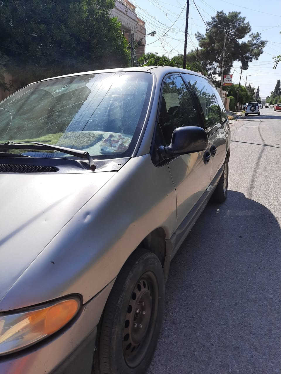 السلام عليكم دوج كرفان موديل 1996 كير و محرك مال 2007 و عقل و ضفيرة ايضاً مري كهرب قفل ابواب مركزي من خلال باب السائق دكمة تدفئة نار و التبريد ما اعرف شبي المكان الموصل الايسر السيارةبأسم صاحبها الشرعي  السعر 60 و بيها مجال للاستفسار ***********
