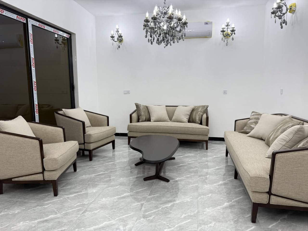 السلام عليكم
عندي هاي الثريات للبيع بعد ما سكنت بالبيت بس لان الاستقبال صغيره مكعدت تحتاج استقبال اكبر


**إذا كنت صاحب هذا الإعلان وتريد حذفه لأي سبب، رجاءا أرسل رسالة إلى الدعم الفني**