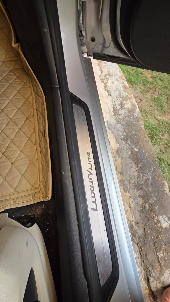 السلام عليكم  530i
Luxury line 2019 السياره هواي بيها مواصفات وهاي الفئه معروفه ماشية تقريبا 65 ميل الحادث جاملغ خلفي ورقم الشاصي موجود تگدر تجيك مصبوغه حزام السبب جان بيه افلام حمايه ومن شالو گشر صبغها گير ومكينة خير من الله الشراي شرط الفحص والقناعه وبي خير ويدلل رقم بغداد بعض المواصفات الاساسيه 
  المحرك
4 سلندر Turbo 2.0L
القوة
حوالي 245 حصان
النقل
أوتوماتيك 8 سرعات
فخامة داخلية – نظام ملاحة – LED – حساسات – كاميرا
السعر : 245 ورقه 
للاستفسار الاتصال :*********** + ***********
مكلف بالنشر
