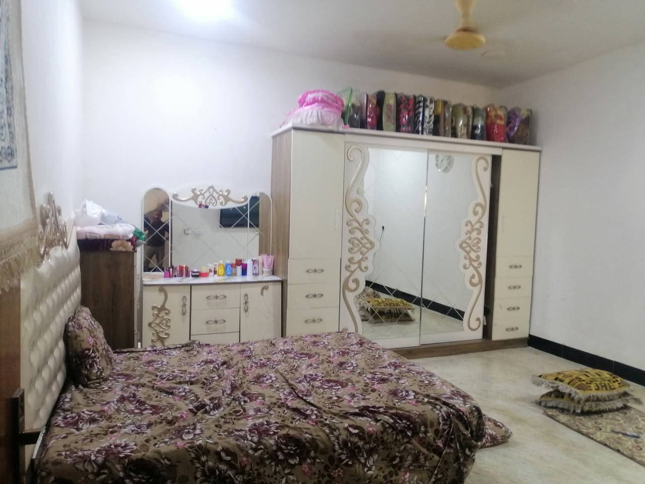 بيت للبيع في الفلوجه في السد خلف مجمع الرحاب قرب شارع المضيف بناء حديث بلوك طابو زراعي المساحه ٢٠٠متر شارع 10 يحتوي على ٢غرف نوم وصاله ومطبخ و ستقبال وحمامات وصحيات خارجيه السعر ٥٣ مليون وبي مجال بسيط للاستفسار مراجعة مكتب القمه للعقار او الاتصال على الأرقام التاليه *********** ***********
